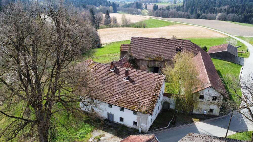 Einfamilienhaus Tittling - 7 Zimmer, 243 m&sup2;, 209.000&euro; | Angebot:24040001