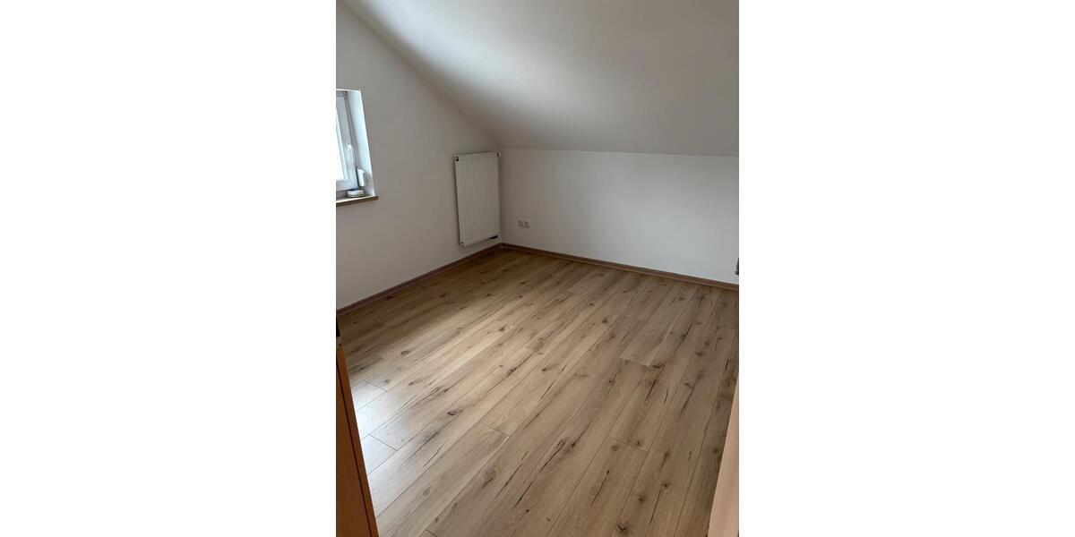 Dachgeschoßwohnung Schöllnach - 3 Zimmer, 78 m&sup2;, 650&euro; | Angebot:25971858