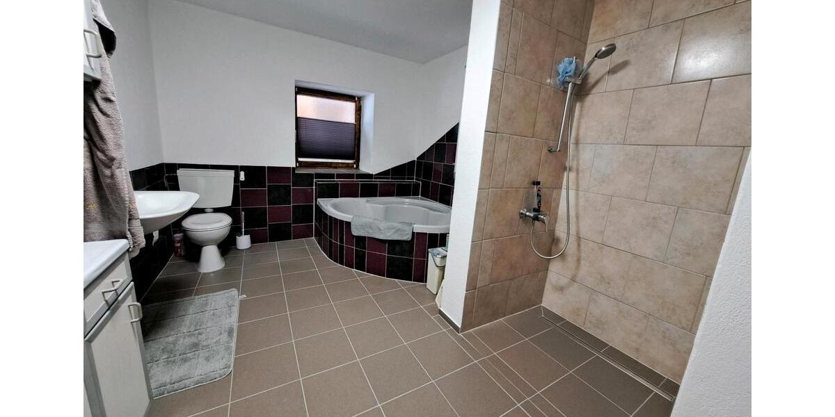 Etagenwohnung Außernzell - 7 Zimmer, 140 m&sup2;, 140&euro; | Angebot:25082310