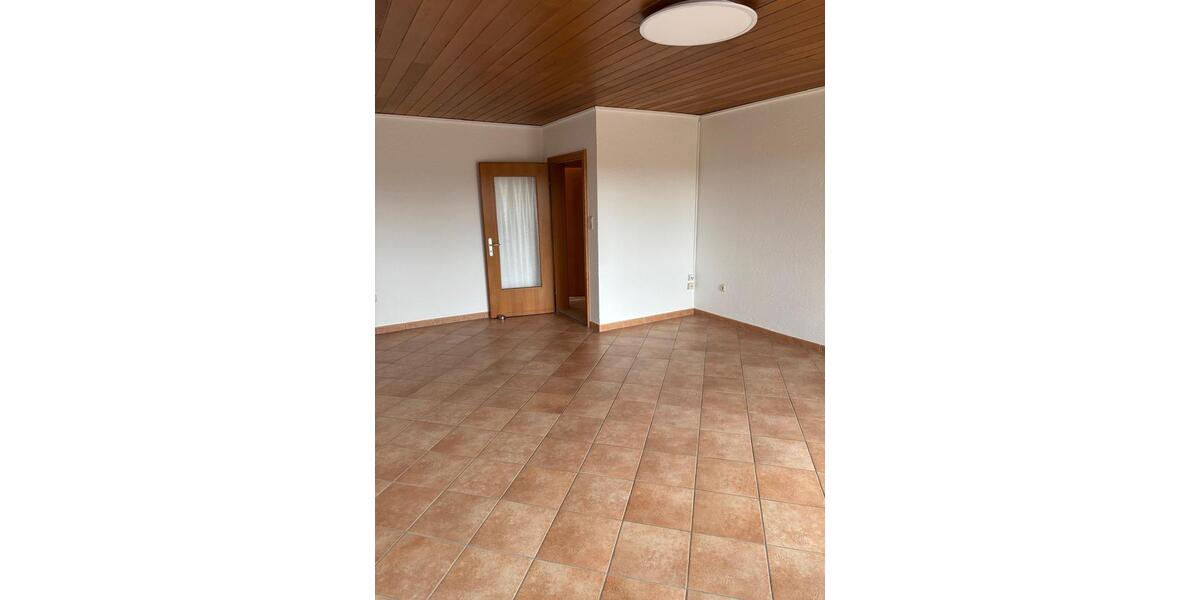 Etagenwohnung Ortenburg - 3 Zimmer, 127 m&sup2;, 1.300&euro; | Angebot:25399562