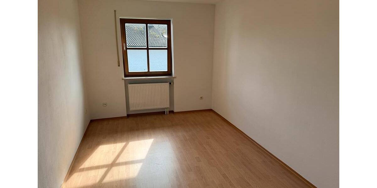 Etagenwohnung Schöllnach - 3 Zimmer, 72 m&sup2;, 650&euro; | Angebot:25546040