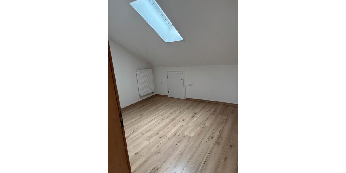 Dachgeschoßwohnung Schöllnach - 3 Zimmer, 78 m&sup2;, 650&euro; | Angebot:25971858