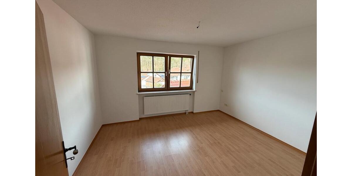 Etagenwohnung Schöllnach - 3 Zimmer, 72 m&sup2;, 650&euro; | Angebot:25546040